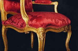 Restauration de deux fauteuils issus de l'ensemble de treize sièges XVIIIe siècle de la chambre du roi du château de Sassenage
